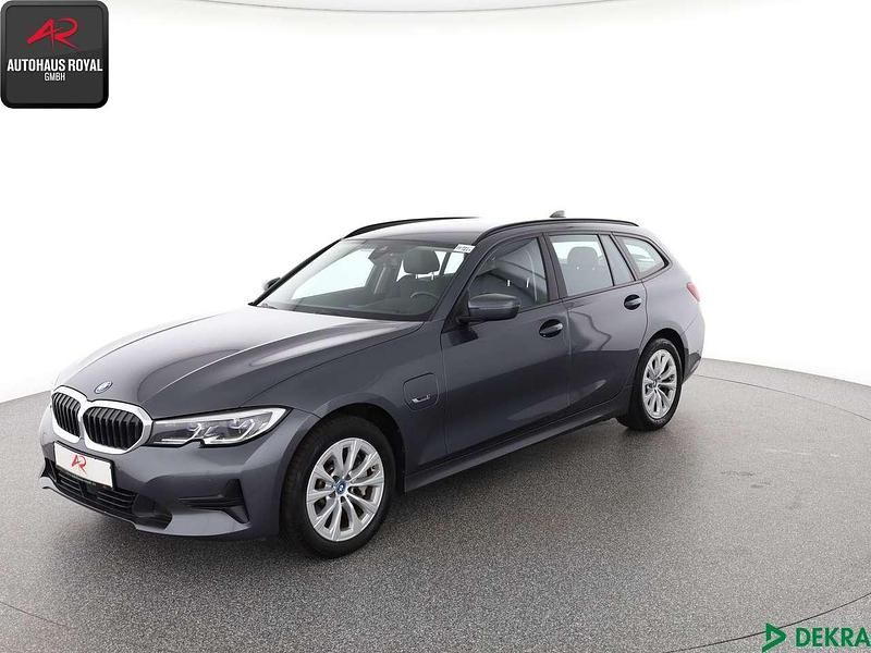 Mineralgrau Gebraucht 2022 BMW 330e Sport Line Kombi | 26.880 € (Superpreis) - Bild 1/4