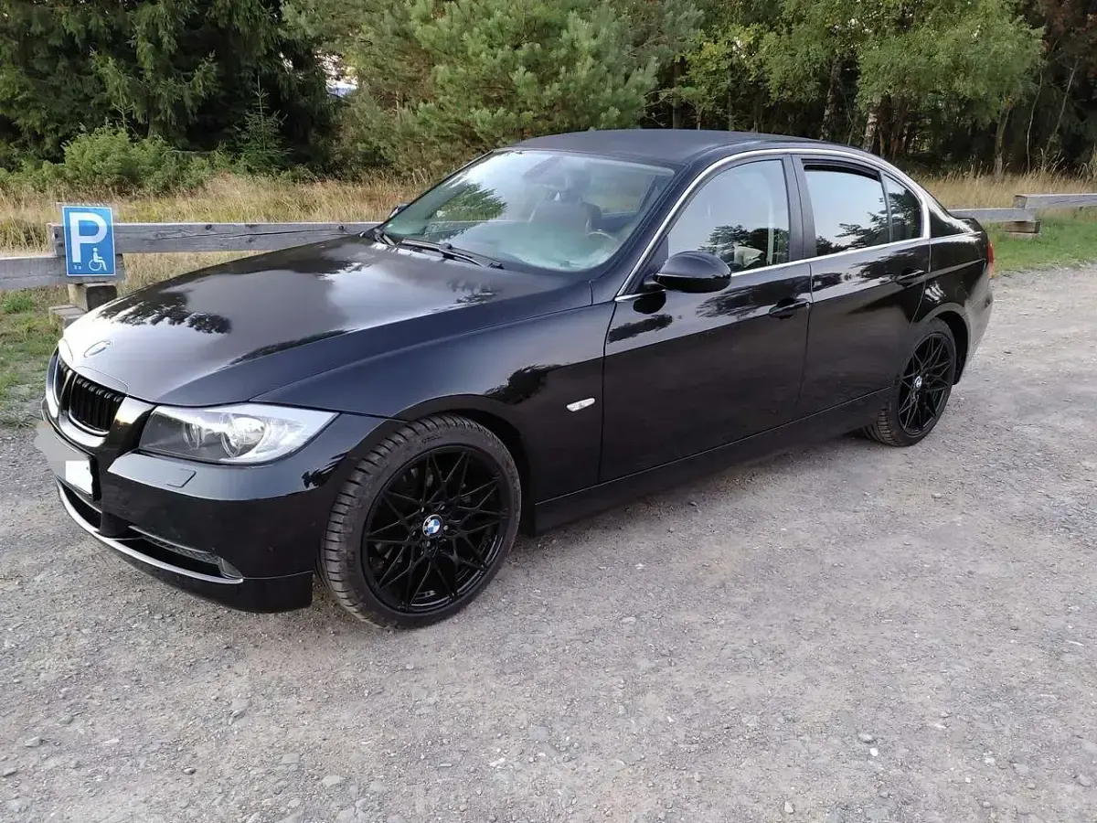Second-hand BMW 325 Sport Line 218 CP (160 kW) 2006 Negru Berlinǎ