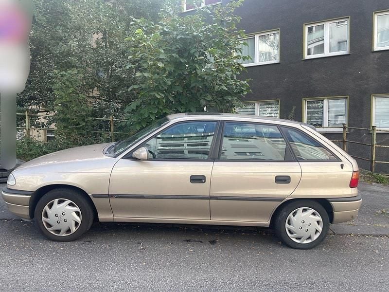 Gold Gebraucht 1996 Opel Astra Kombi | 2.000 € (Fairer Preis) - Bild 1/4