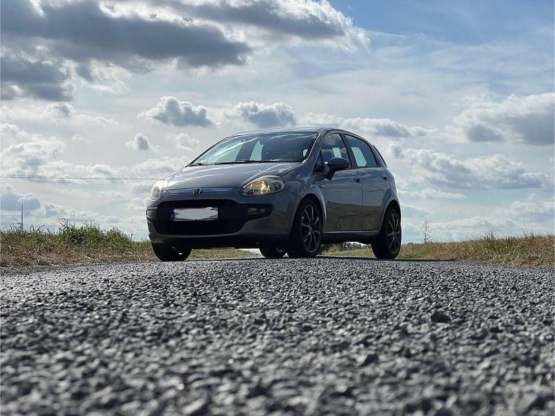 Grau Gebraucht 2011 Fiat Punto Evo Kleinwagen | 3.500 € - Bild 1/4