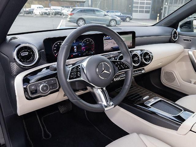 Gebraucht Mercedes A180 Progressive 136 PS (100 kW) 2025 Unilack nachtschwarz Limousine