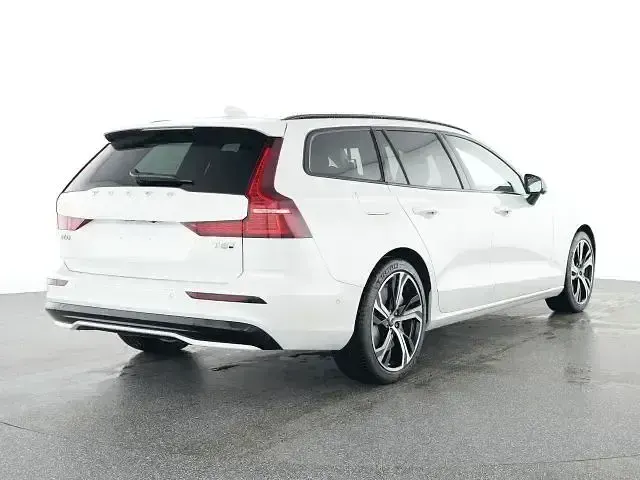 Gebraucht Volvo V60 Plus 310 PS (228 kW) 2025 Crystal white pearl / metallic (metallic) Kombi