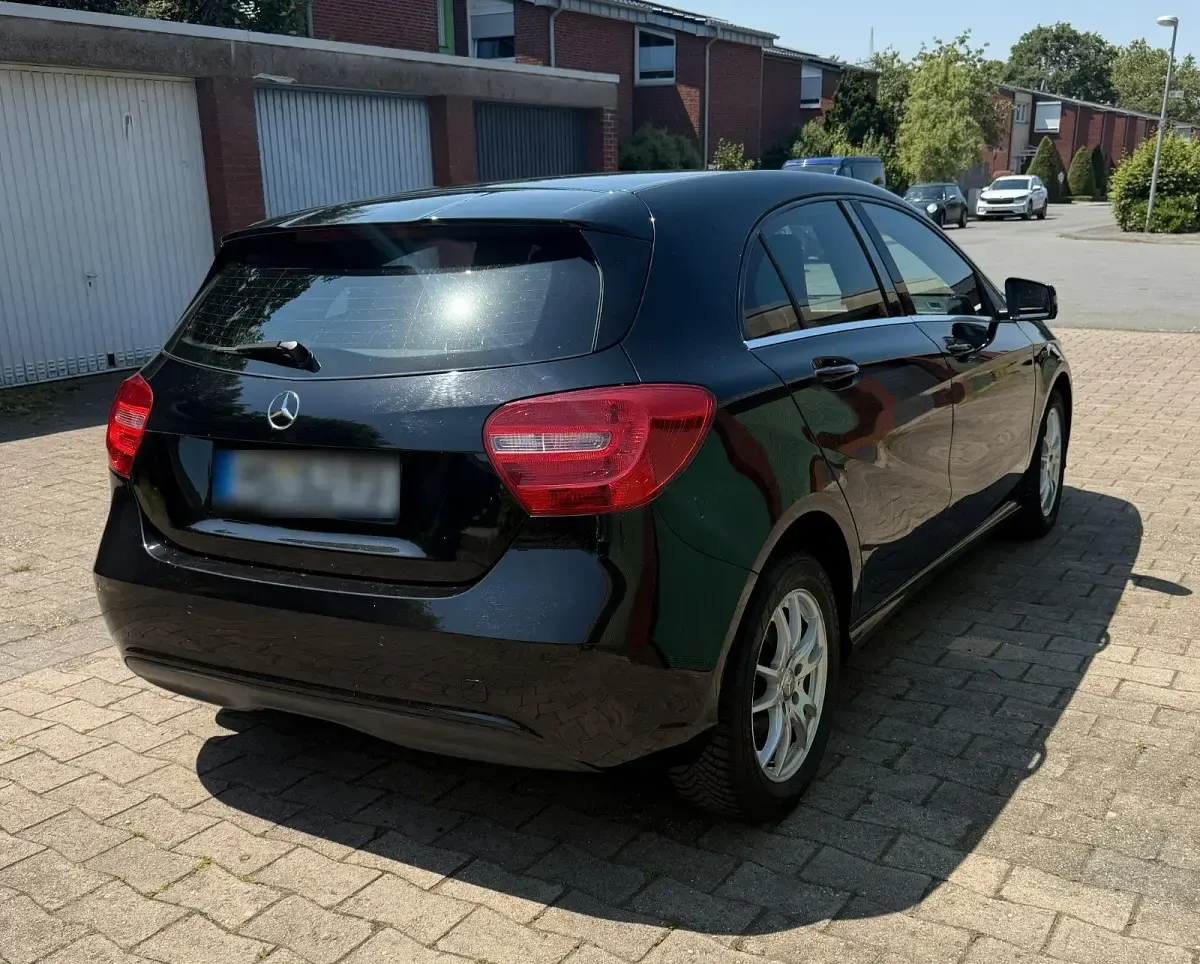 Gebraucht Mercedes A180 122 PS (89 kW) 2013 Schwarz Kleinwagen
