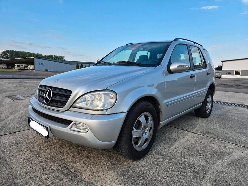 Grün Gebraucht 2003 Mercedes ML270 SUV | 3.500 € - Bild 1/4
