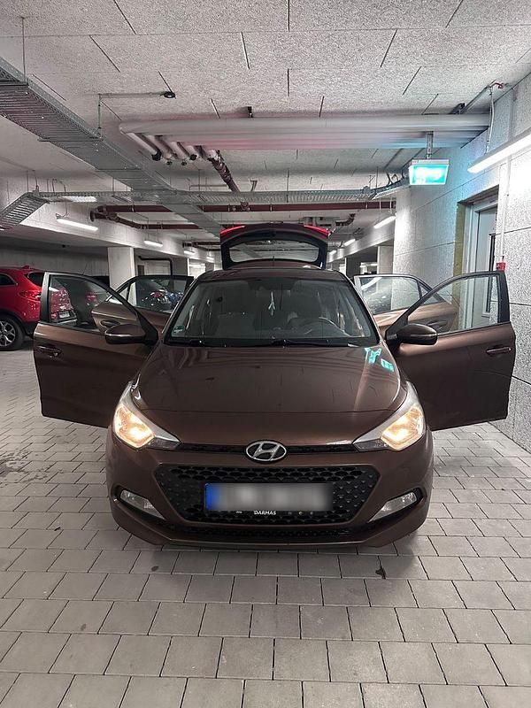 Braun Gebraucht 2016 Hyundai i20 Classic Kleinwagen | 4.500 € (Etwas zu teuer) - Bild 1/4