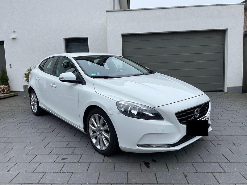 Gebraucht Volvo V40 Kinetic 114 PS (83 kW) 2012 Rot Kleinwagen