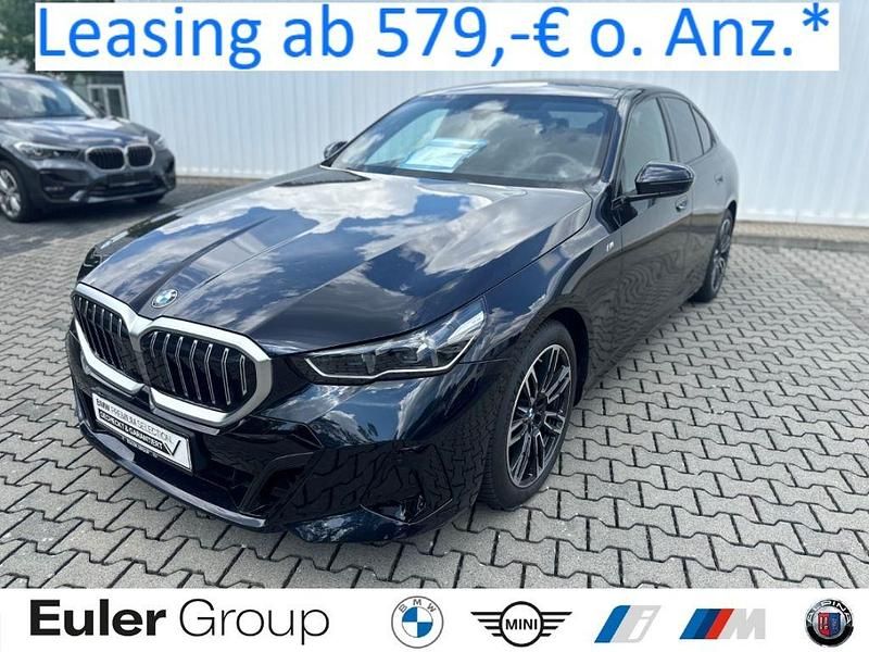 Carbonschwarz metallic Gebraucht 2024 BMW 520 M Sport Limousine | 47.489 € (Superpreis) - Bild 1/4