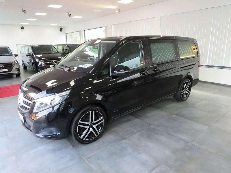 Obsidianschwarz Gebraucht 2017 Mercedes V220 Van / Kleinbus | 39.950 € (Teuer) - Bild 1/4