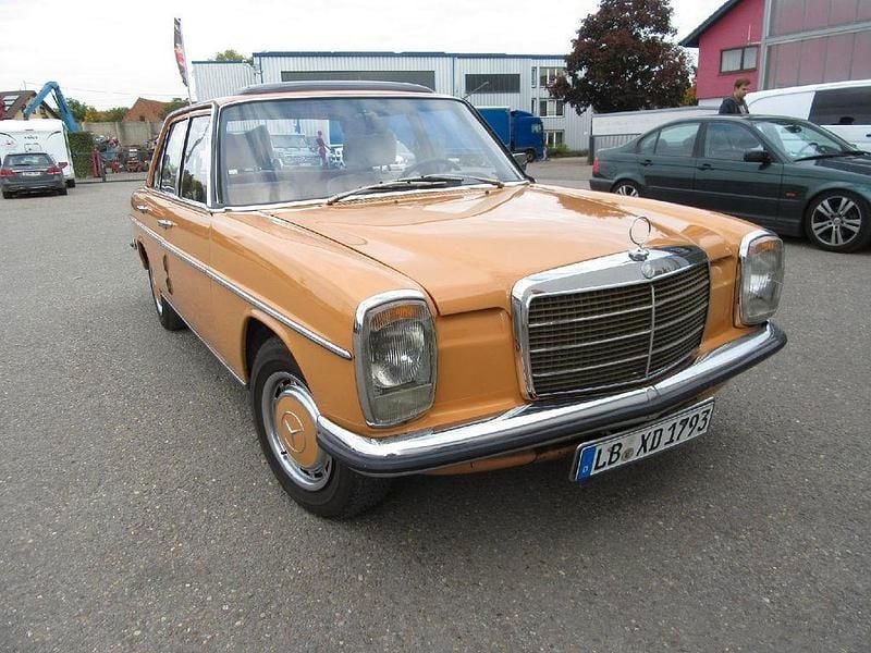 Orange Gebraucht 1976 Mercedes 200/8 Limousine | 17.900 € - Bild 1/4
