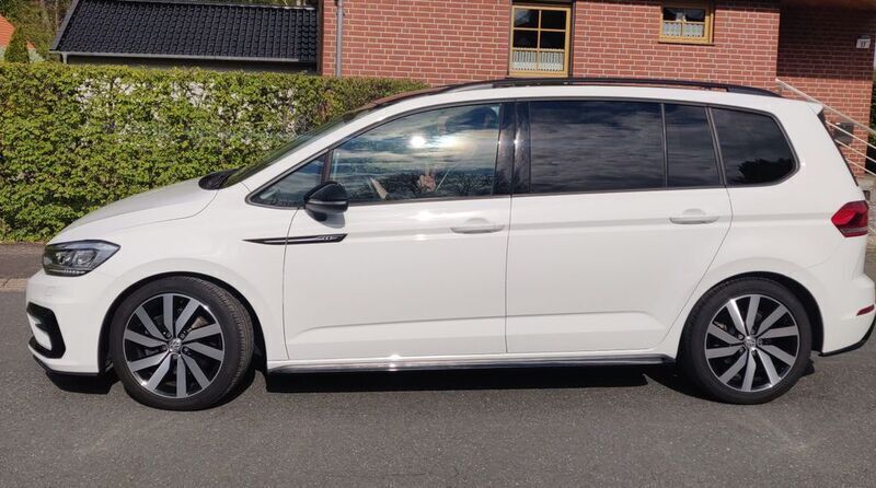 Weiß Gebraucht 2018 VW Touran R-line Van / Kleinbus | 22.900 € (Guter Preis) - Bild 1/4