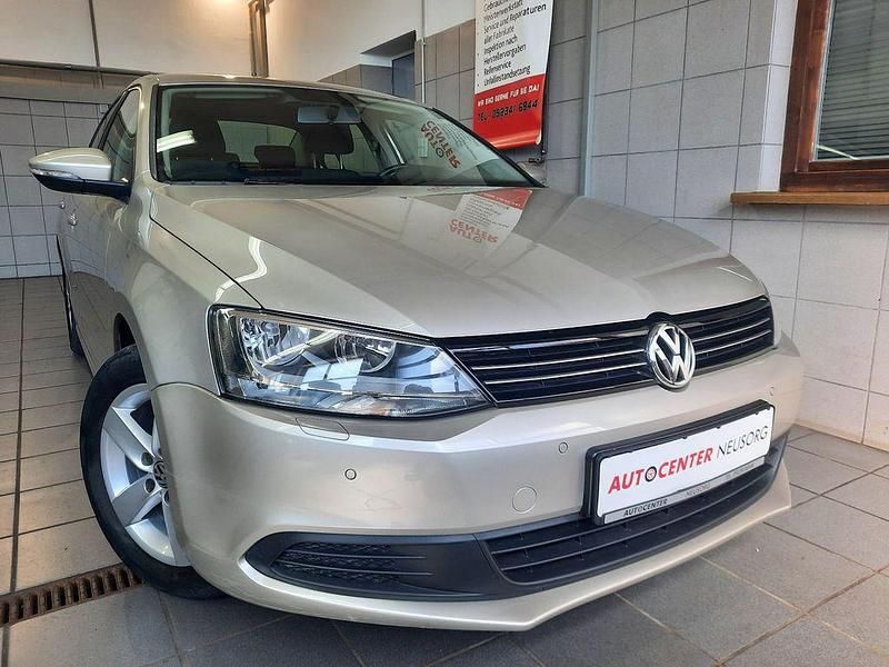 Silber Gebraucht 2012 VW Jetta Comfortline Limousine | 7.990 € (Fairer Preis) - Bild 1/4