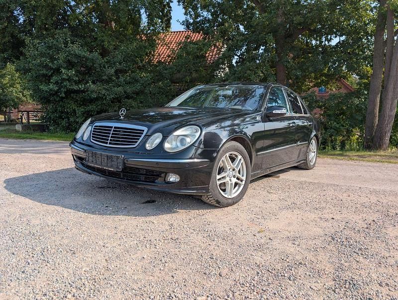 Schwarz Gebraucht 2004 Mercedes E280 Avantgarde Limousine | 3.000 € (Guter Preis) - Bild 1/4