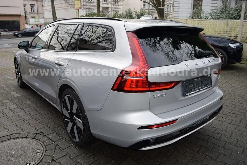 Gebraucht Volvo V60 Plus 398 PS (292 kW) 2024 Silver dawn / metallic (metallic) Kombi