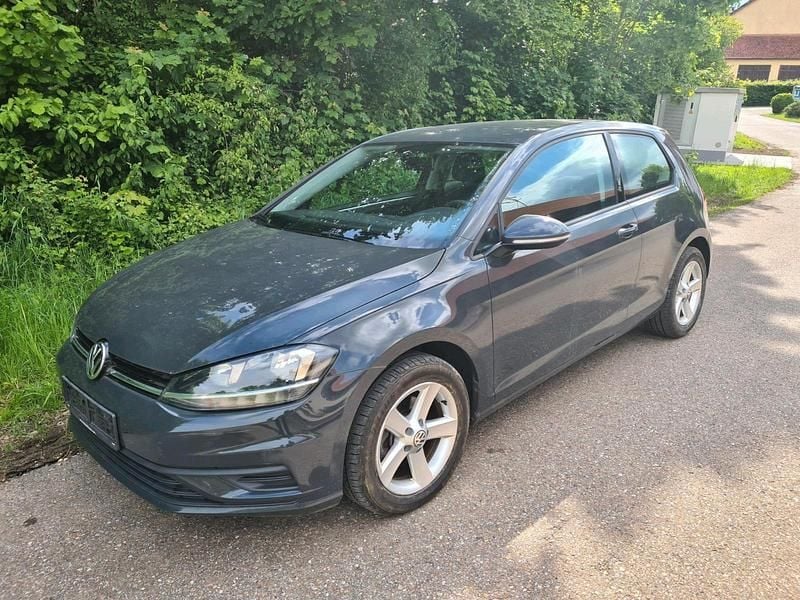 Grau Gebraucht 2018 VW Golf VII Limousine | 8.950 € (Superpreis) - Bild 1/4
