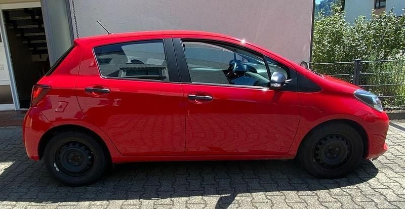 Gebraucht Toyota Yaris 69 PS (50 kW) 2015 Rot Kleinwagen