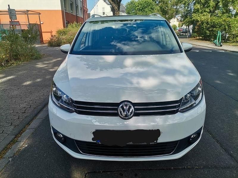 Weiß Gebraucht 2015 VW Touran Cup Van / Kleinbus | 8.499 € (Superpreis) - Bild 1/4