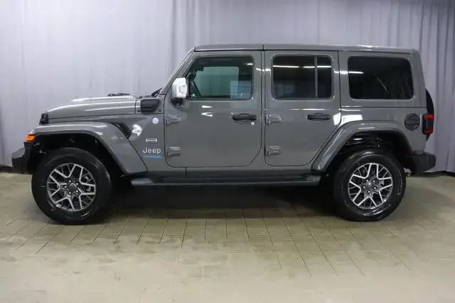 Gebraucht Jeep Wrangler Unlimited Sahara 381 PS (280 kW) 2022 Pau granite crystal meta.../grau SUV