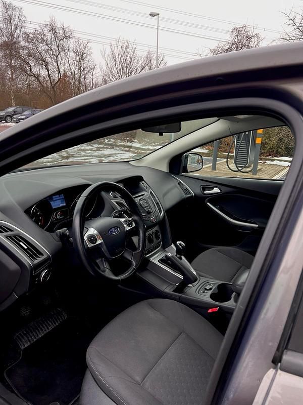 Gebraucht Ford Focus Trend 101 PS (74 kW) 2014 Grau Limousine