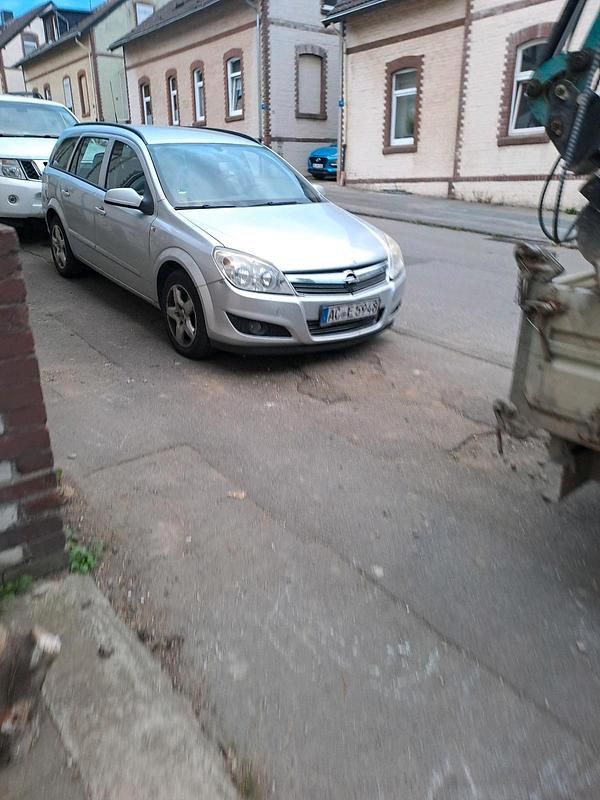 Grau Gebraucht 2009 Opel Astra Kombi | 780 € (Superpreis) - Bild 1/4