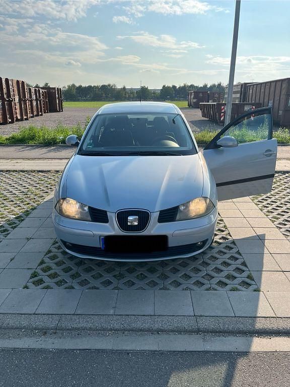 Blau Gebraucht 2005 Seat Ibiza Fresh Limousine | 1.050 € (Fairer Preis) - Bild 1/4