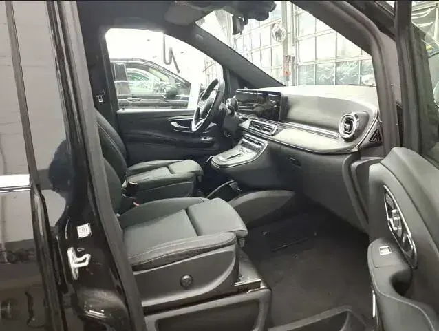 Gebraucht Mercedes V300 Avantgarde 237 PS (174 kW) 2024 Schwarz Van / Kleinbus