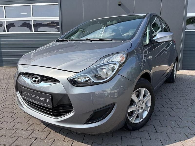 Grau Gebraucht 2013 Hyundai ix20 Edition Kleinwagen | 3.999 € - Bild 1/4