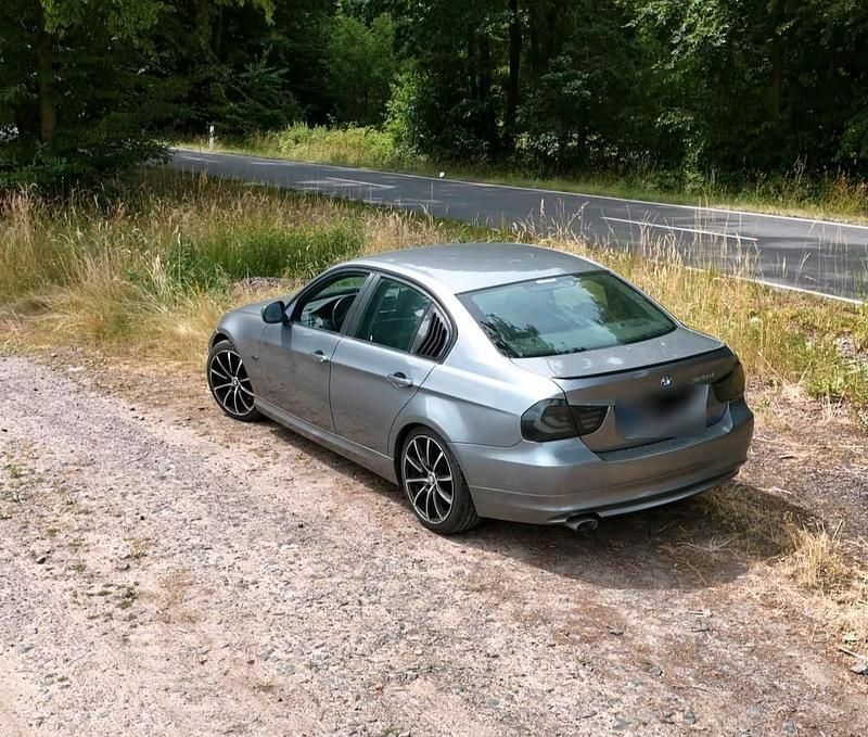 Gebraucht BMW 320 163 PS (119 kW) 2010 Grau Limousine