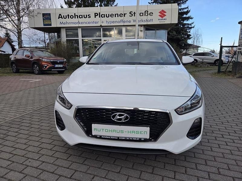Gebraucht Hyundai i30 Pure 101 PS (74 kW) 2017 Weiß Limousine