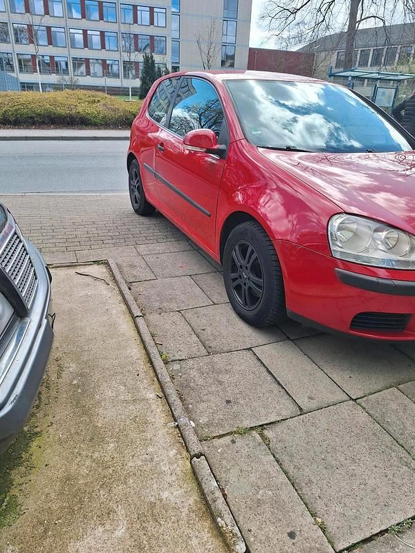 Second-hand VW Golf 75 CP (55 kW) 2005 Roșu Coupe