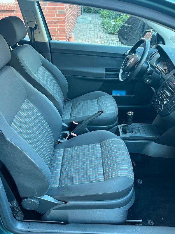 Usado VW Polo 54 HP (39 kW) 2006 Verde Citadino