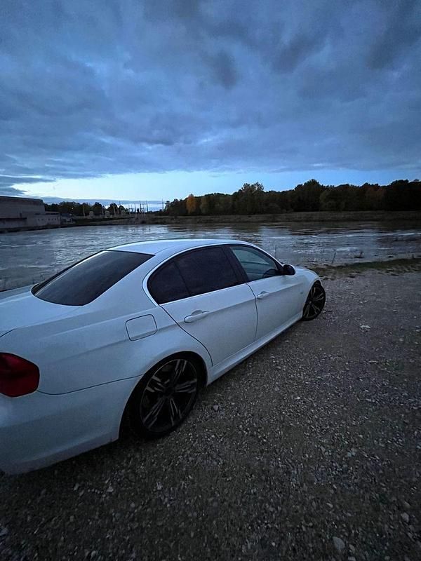 Używany BMW 330 Performance 272 KM (200 kW) 2009 Biały Sedan/Limuzyna