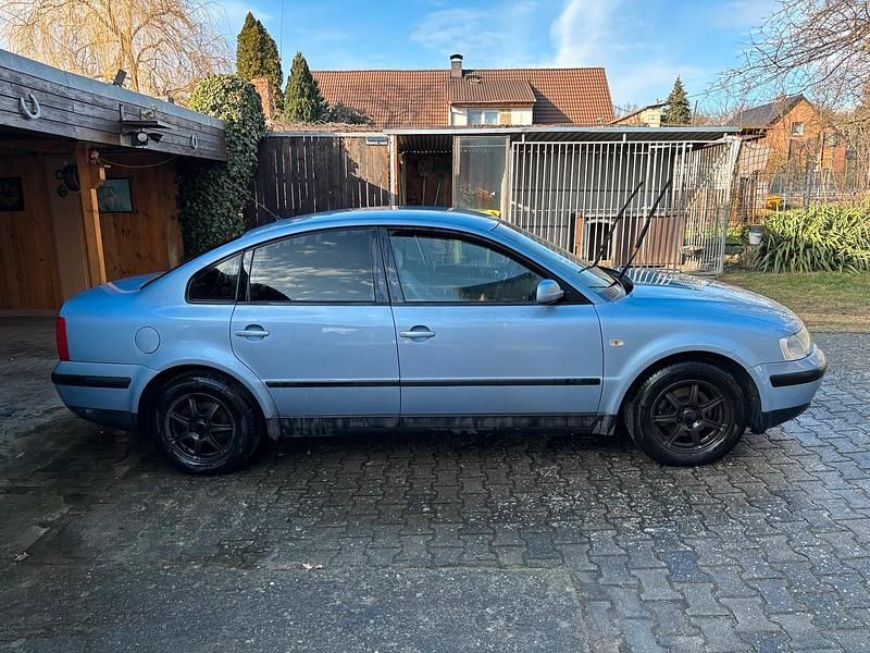 Blau Gebraucht 1998 VW Passat Limousine | 700 € (Superpreis) - Bild 1/4