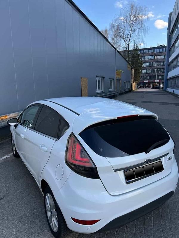 Gebraucht Ford Fiesta 85 PS (62 kW) 2012 Weiß Kleinwagen