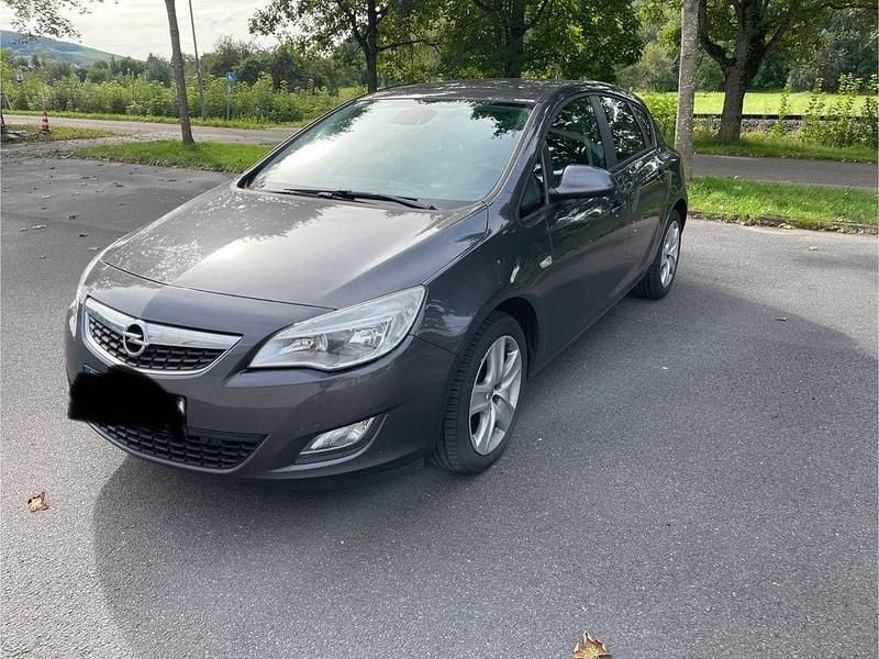 Grau Gebraucht 2012 Opel Astra Limousine | 2.200 € (Guter Preis) - Bild 1/4