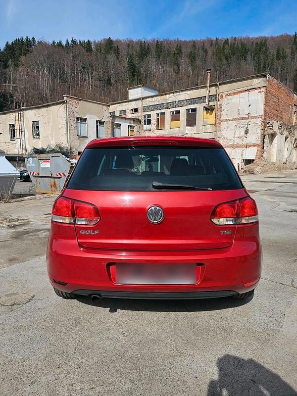 Gebraucht VW Golf VI 105 PS (77 kW) 2011 Rot Kleinwagen