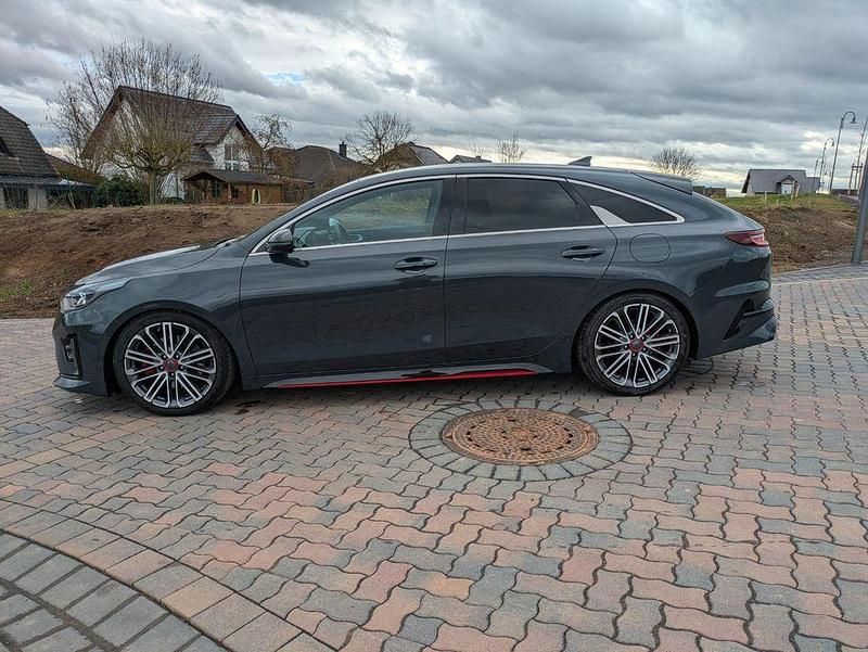 Grau Gebraucht 2021 Kia ProCeed GT Limousine | 22.100 € (Guter Preis) - Bild 1/4