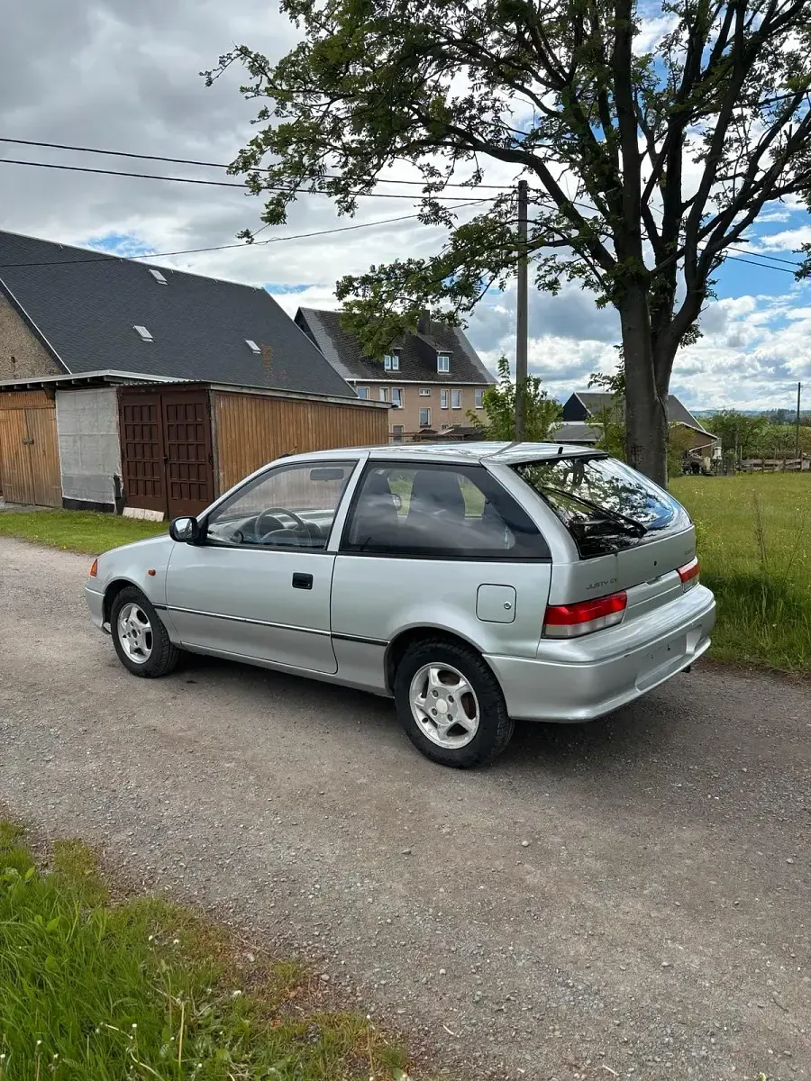 Gebraucht Subaru Justy 86 PS (63 kW) 2001 Silber Kleinwagen