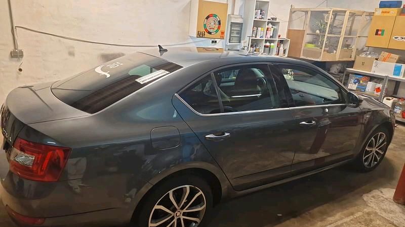 Grau Gebraucht 2015 Skoda Octavia Limousine | 9.000 € (Etwas zu teuer) - Bild 1/4