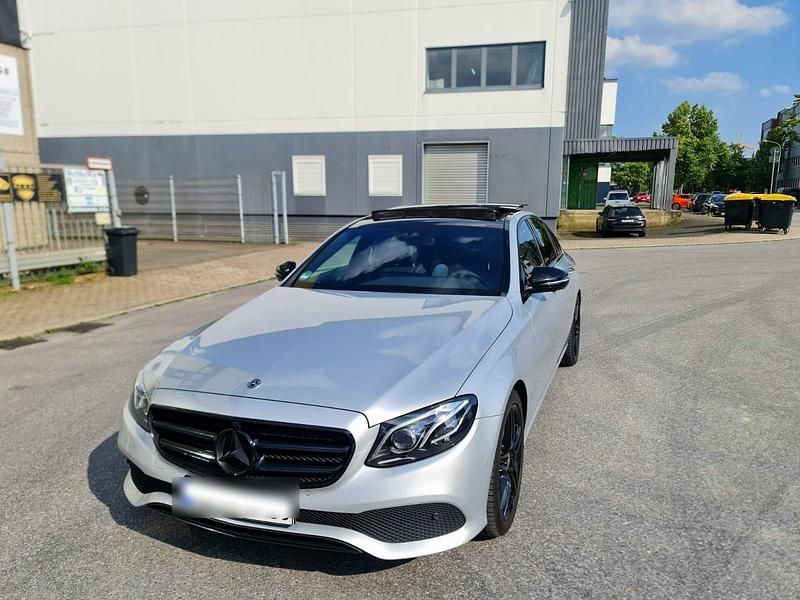 Silber Gebraucht 2019 Mercedes E350 Night Limousine | 35.999 € (Fairer Preis) - Bild 1/4