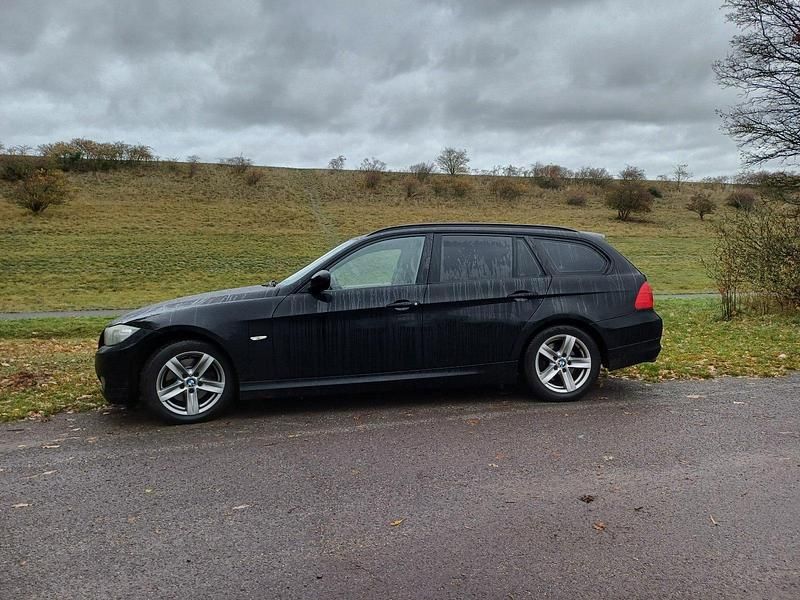 Schwarz Gebraucht 2010 BMW 320 Kombi | 4.300 € (Fairer Preis) - Bild 1/4