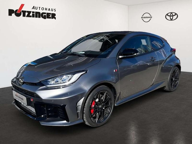 Grau Neu 2024 Toyota Yaris Coupé | 52.490 € (Teuer) - Bild 1/4