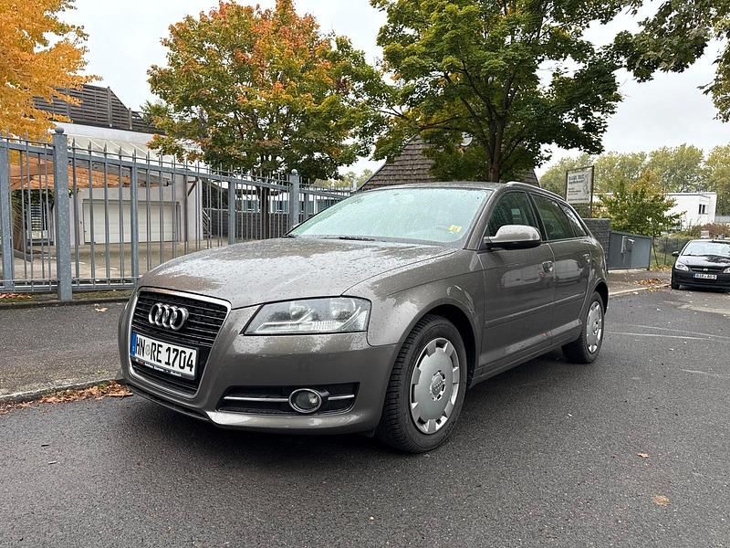 Braun Gebraucht 2011 Audi A3 Sportback Kleinwagen | 5.500 € - Bild 1/3