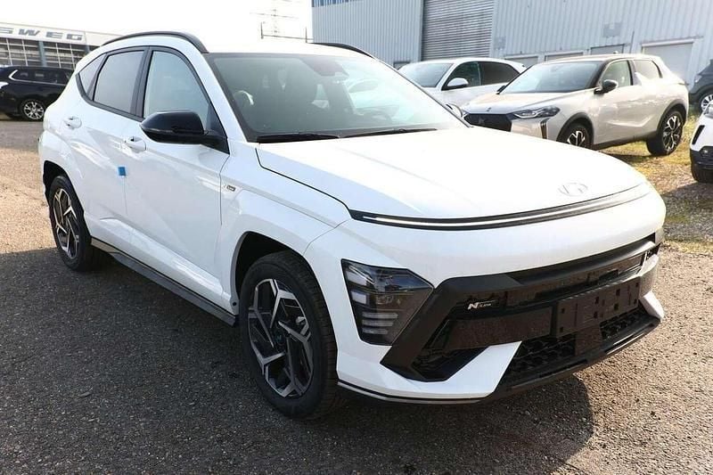 Atlas white Neu 2025 Hyundai Kona N Line SUV | 29.841 € (Guter Preis) - Bild 1/4
