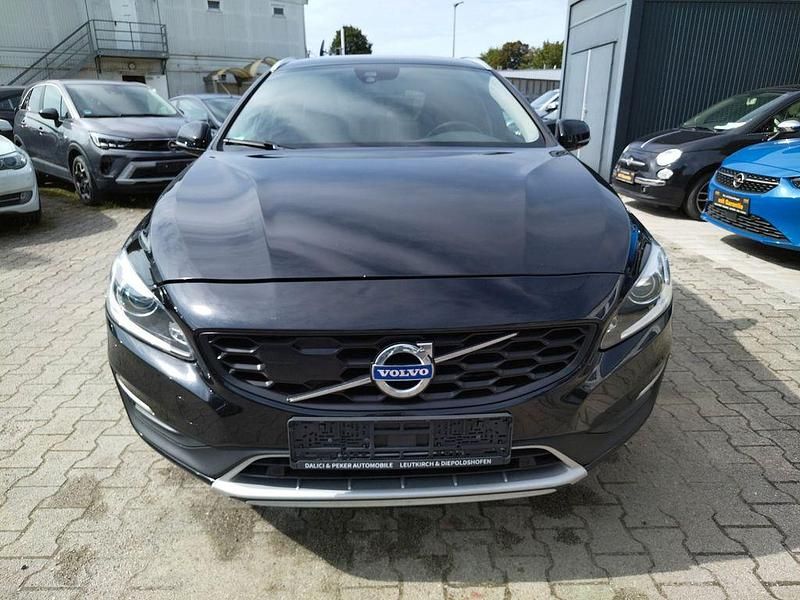 Schwarz Gebraucht 2017 Volvo V60 CC Plus Kombi | 14.200 € (Fairer Preis) - Bild 1/4