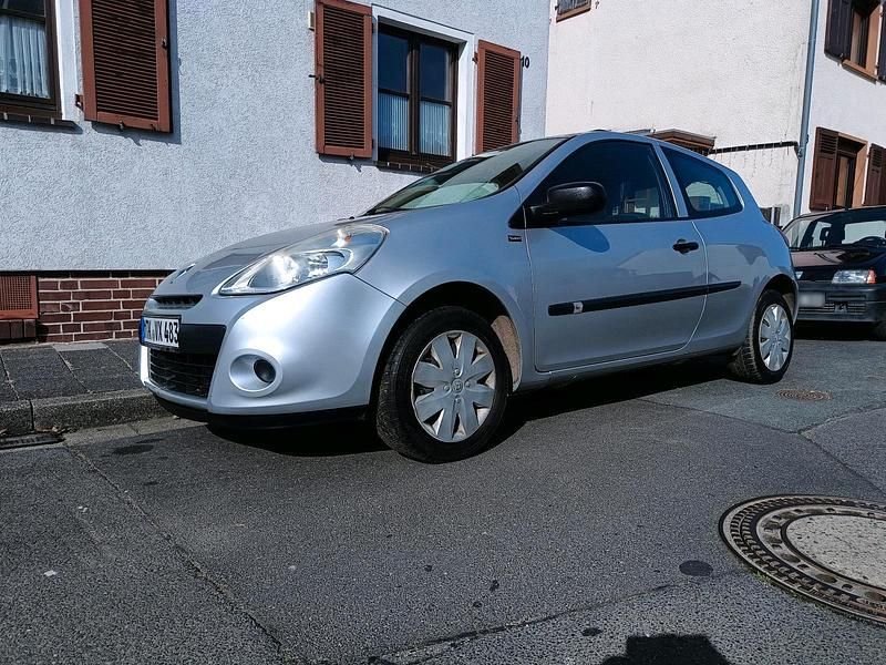 Gebraucht Renault Clio II 75 PS (55 kW) 2011 Silber Kleinwagen
