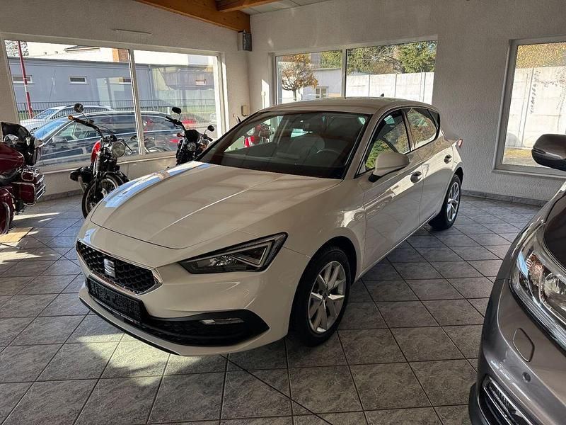 Weiß Gebraucht 2024 Seat Leon Style Limousine | 19.887 € (Fairer Preis) - Bild 1/4