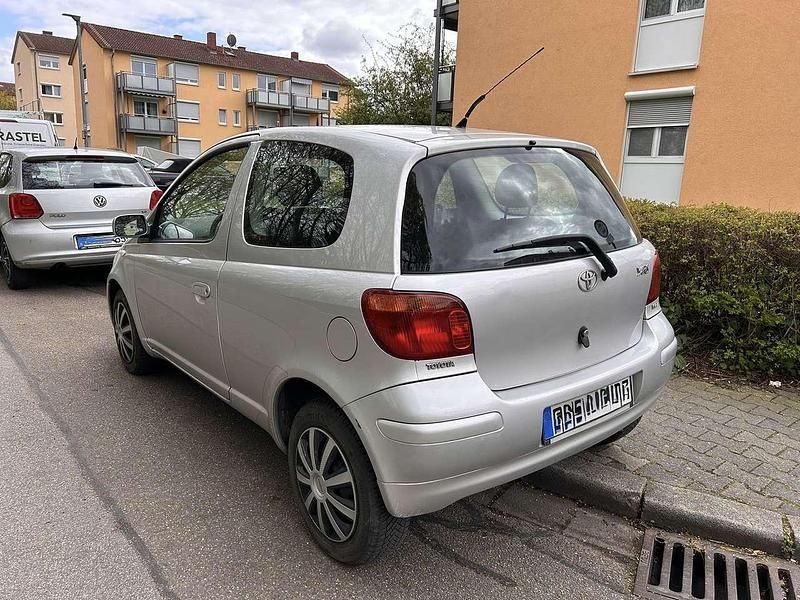 Gebraucht Toyota Yaris 86 PS (63 kW) 2002 Silber Limousine