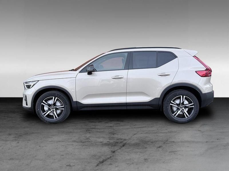 Neu Volvo XC40 Plus 163 PS (119 kW) 2025 Beige SUV