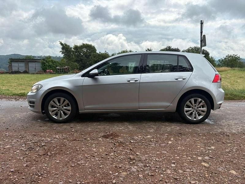 Grau Gebraucht 2014 VW Golf VII Trendline Kleinwagen | 6.900 € (Fairer Preis) - Bild 1/4