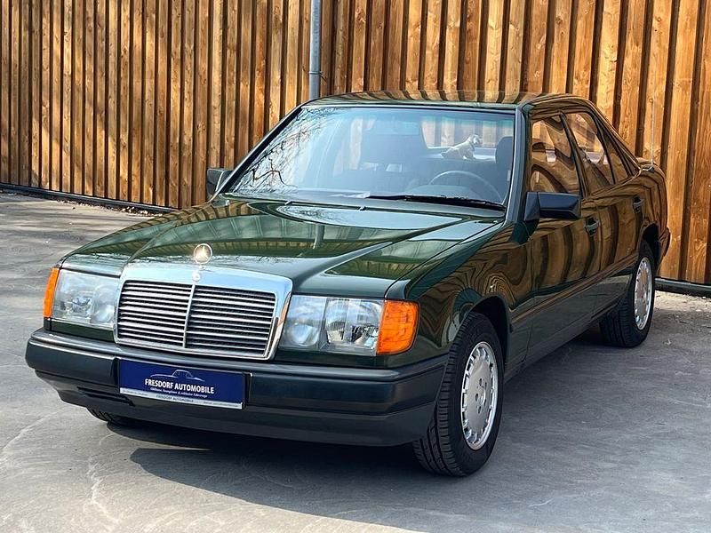 Gebraucht Mercedes E230 132 PS (97 kW) 1986 Grün Limousine